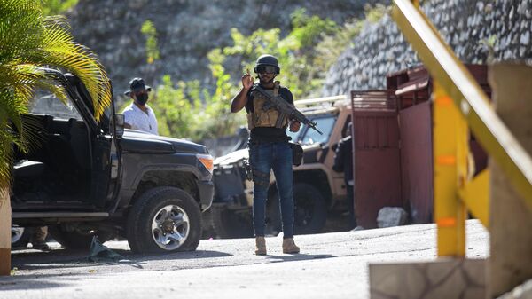 Военные рядом с резиденцией убитого президента Гаити Жовенеля Моиза в Порт-о-Пренсе, Гаити