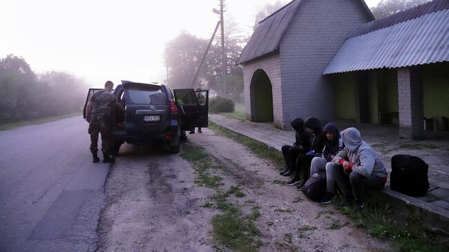 Литовские пограничники задерживают мигрантов на литовско-белорусской границе в Калвяе