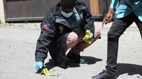Сотрудники полиции и криминалисты ищут улики возле резиденции президента Гаити Жовенеля Моиза