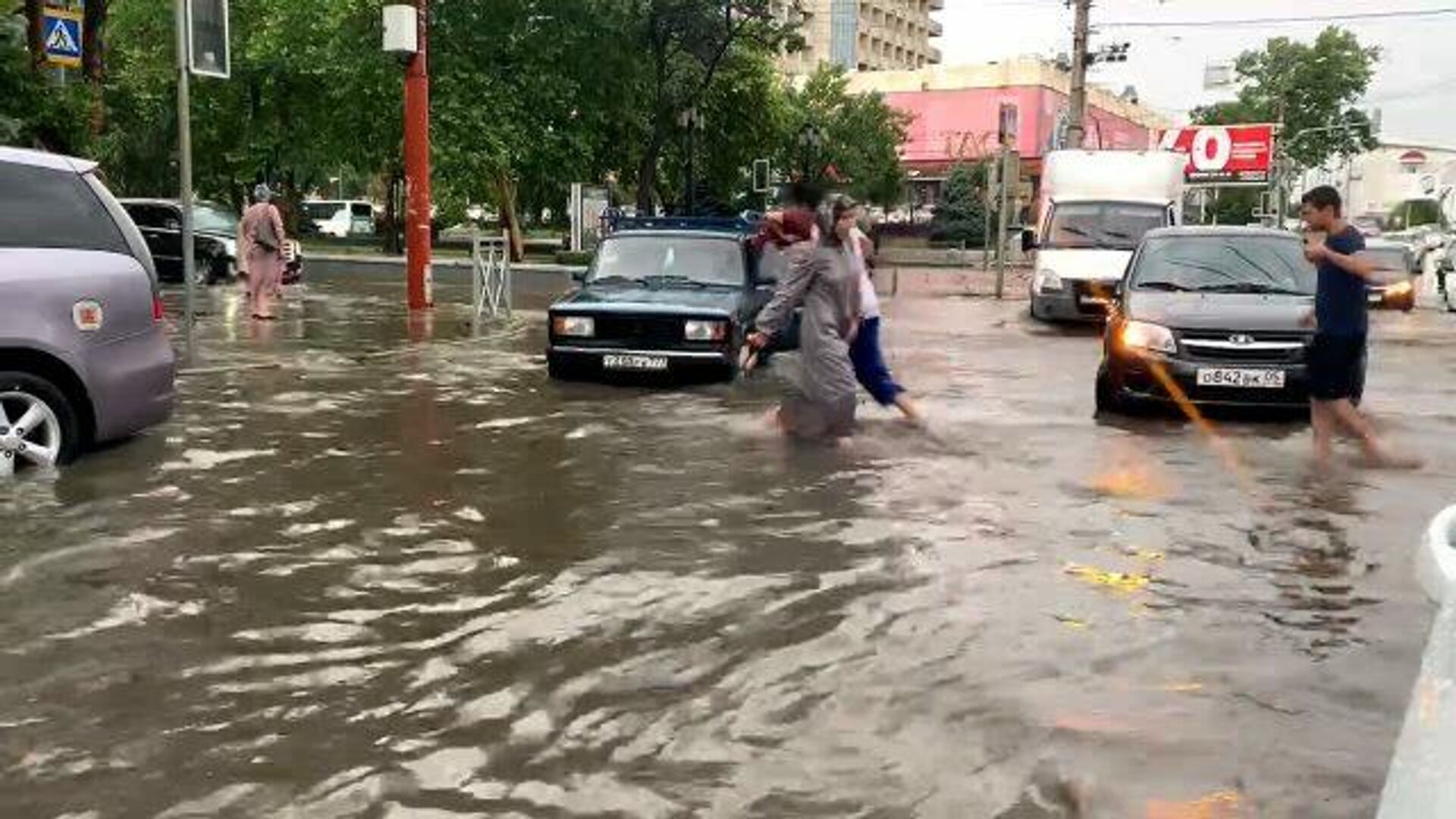 Залил улицу водой. Махачкала дождь потоп. Ливень в Махачкале. Махачкалу затопило. Махачкала потоп сегодня.