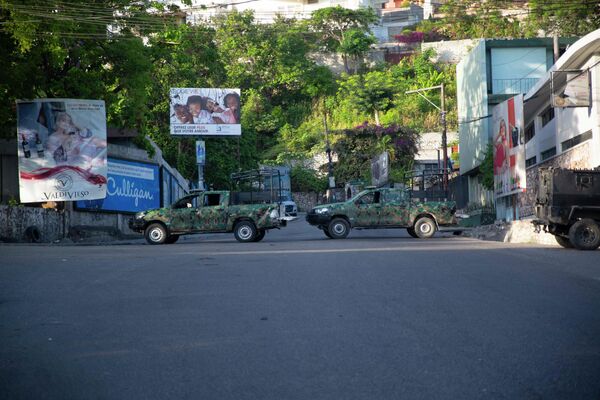Военные машины блокируют въезд в Петион-Вилль, Гаити