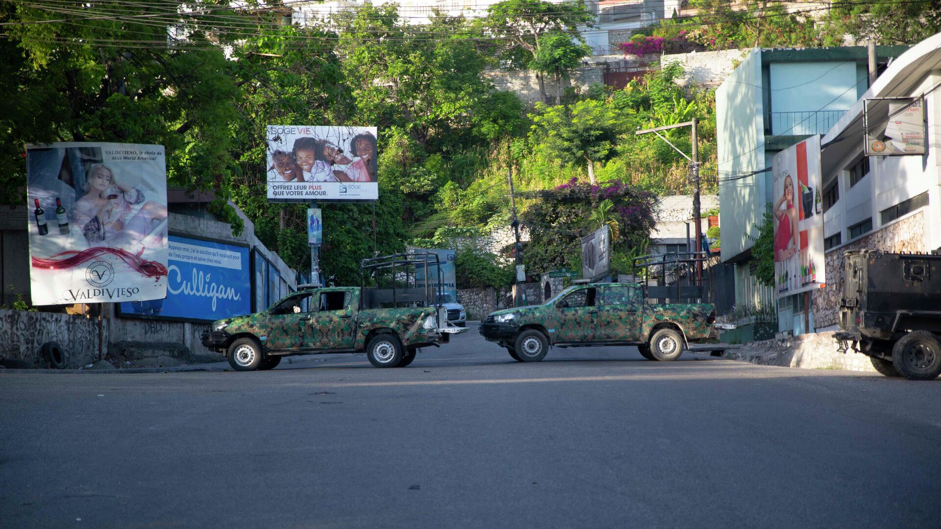 Военные машины блокируют въезд в Петион-Вилль, Гаити - РИА Новости, 1920, 09.07.2021