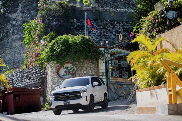 Автомобиль выезжает из резиденции покойного президента Гаити Жовенеля Моиса в Порт-о-Пренсе