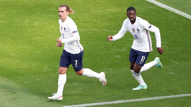 Soccer Football - Euro 2020 - Group F - Hungary v France - Puskas Arena, Budapest, Hungary - June 19, 2021 France's Antoine Griezmann celebrates scoring their first goal with Ousmane Dembele Pool via REUTERS/Laszlo Balogh