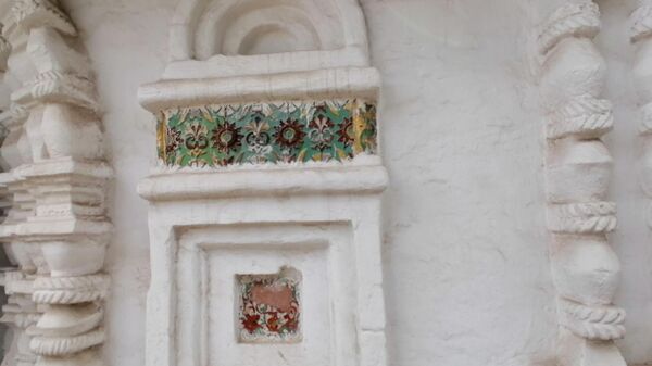Суздаль. Изразцы на стене Ризоположенского собора