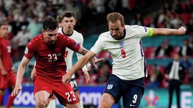 Soccer Football - Euro 2020 - Semi Final - England v Denmark - Wembley Stadium, London, Britain - July 7, 2021 England's Harry Kane in action with Denmark's Pierre-Emile Hojbjerg Pool via REUTERS/Frank Augstein