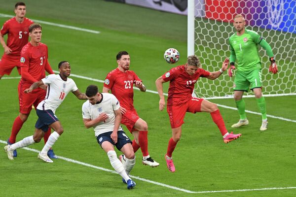 Игровой момент матча Англия - Дания