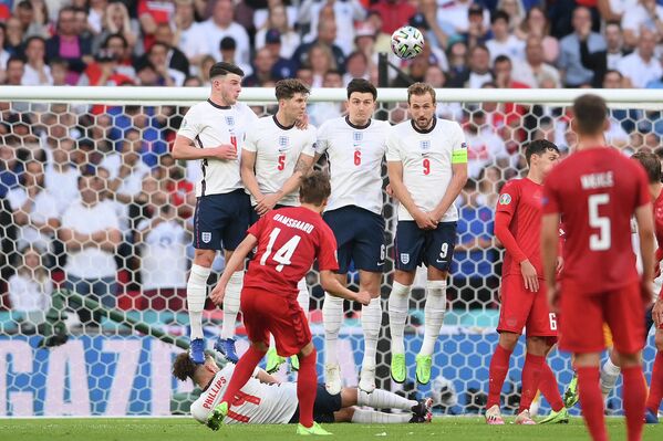 Игровой момент матча Англия - Дания
