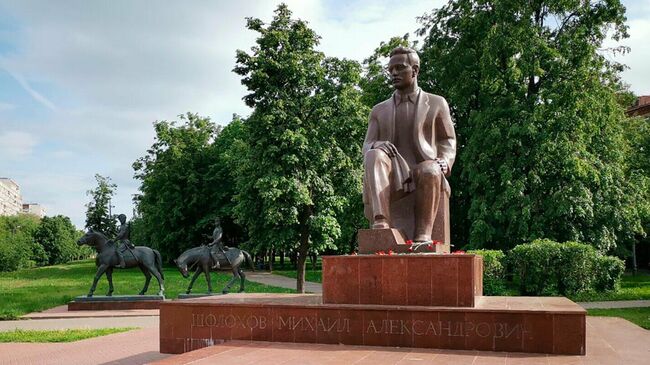 Памятник писателю Михаилу Шолохову в московском районе Кузьминки