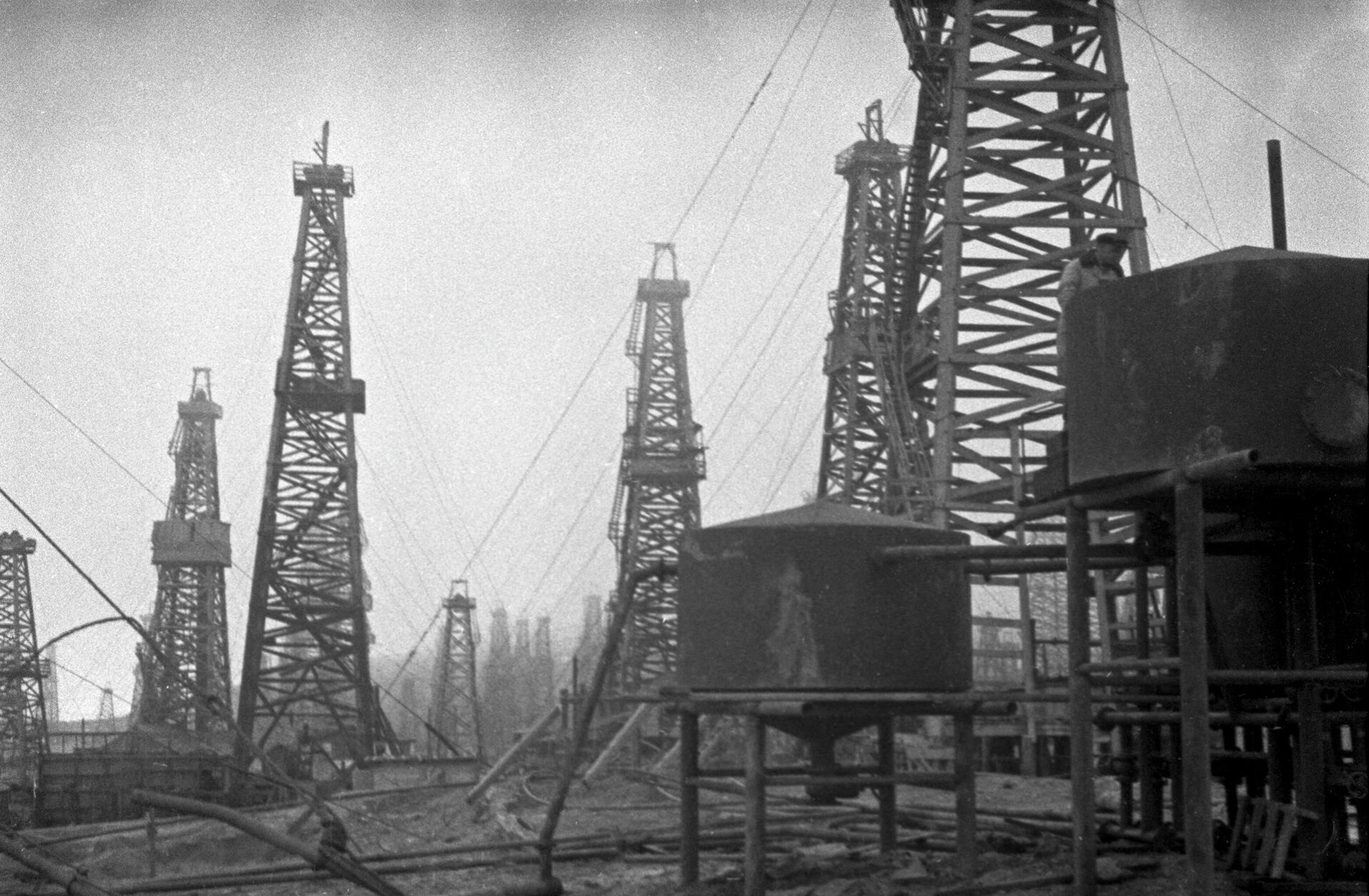 Добыча нефти на нефтяных промыслах Баку. 1939 год - РИА Новости, 1920, 02.09.2021