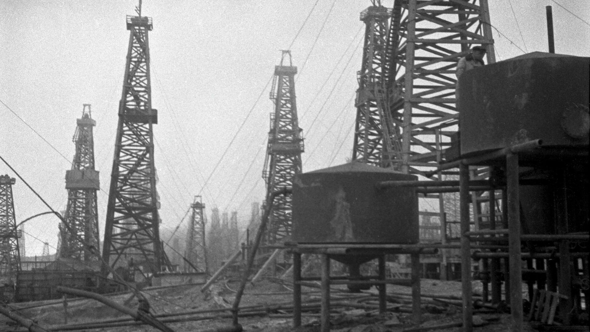 Добыча нефти на нефтяных промыслах Баку. 1939 год - РИА Новости, 1920, 08.07.2021