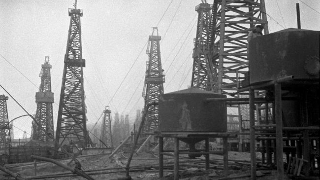 Добыча нефти на нефтяных промыслах Баку. 1939 год