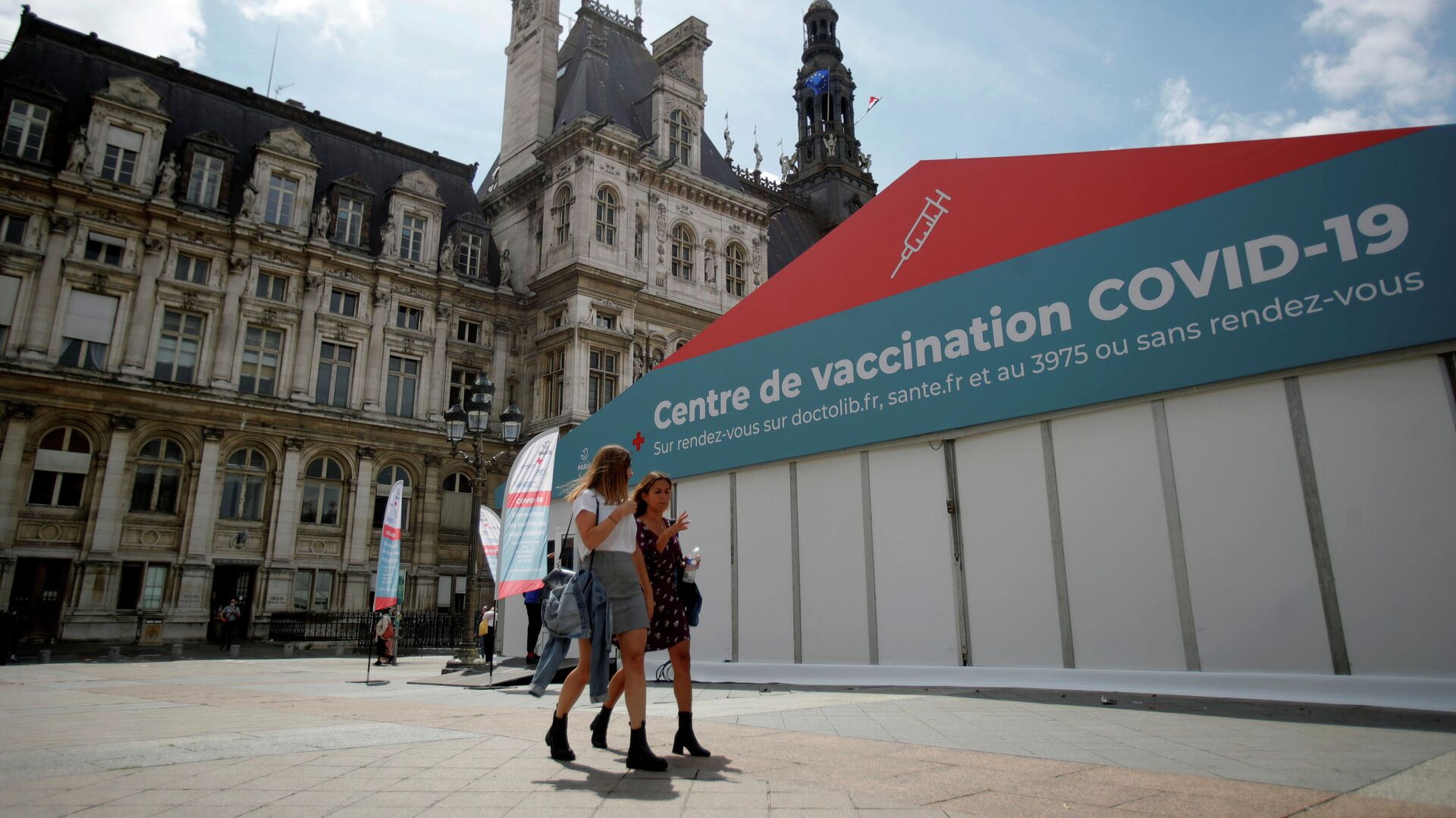 Пункт вакцинации против коронавируса (COVID-19) перед зданием мэрии Парижа - РИА Новости, 1920, 12.07.2021