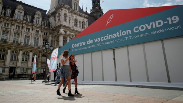 Пункт вакцинации против коронавируса (COVID-19) перед зданием мэрии Парижа