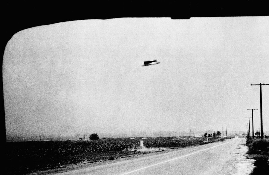 Одна из фотографий предполагаемого НЛО, сделанных Рексом Хефлином 3 августа 1965 года недалеко от Санта-Ана, Калифорния