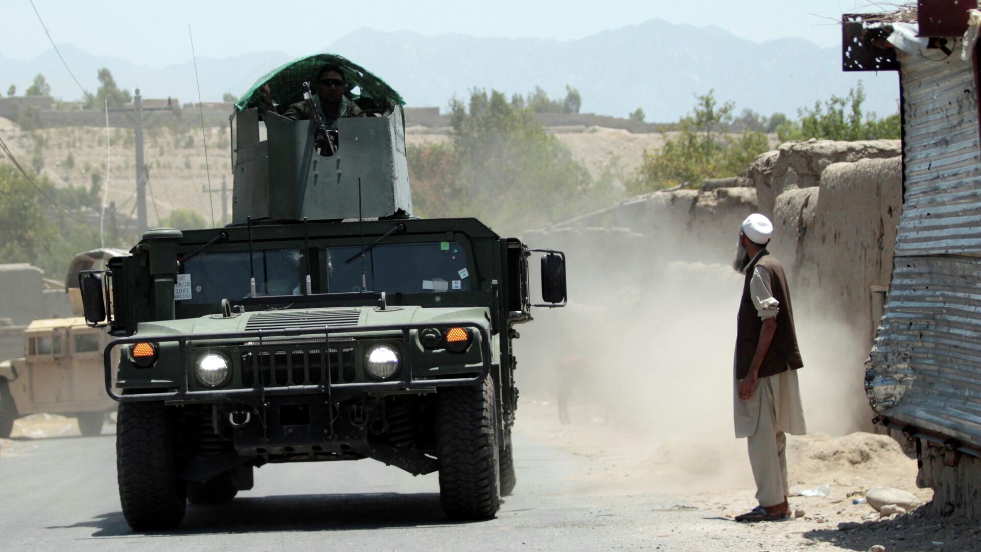 Военнослужащие Афганской национальной армии патрулируют территорию возле контрольно-пропускного пункта, отбитого у талибов, в провинции Лагман - РИА Новости, 1920, 14.07.2021