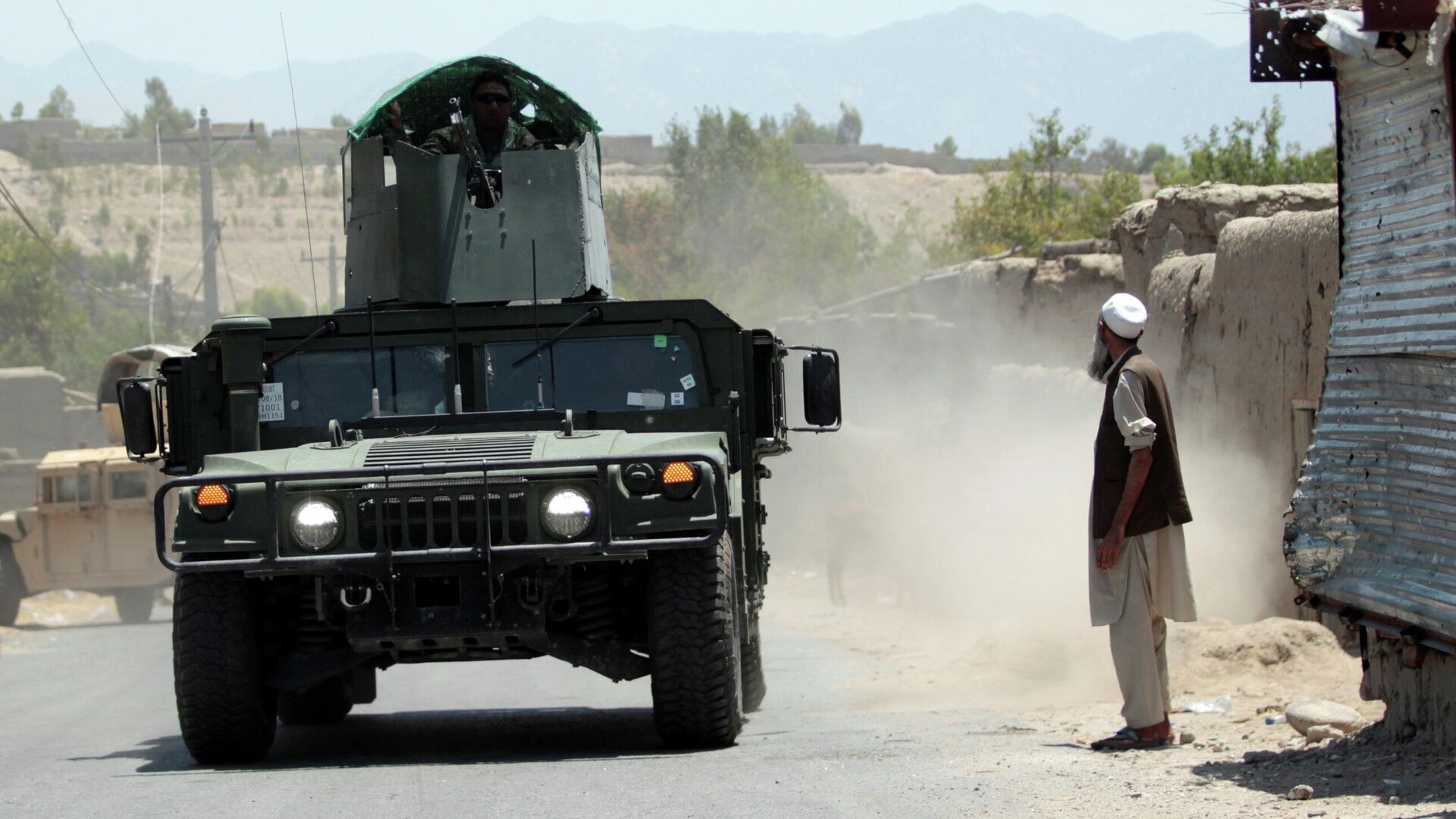 Военнослужащие Афганской национальной армии патрулируют территорию возле контрольно-пропускного пункта, отбитого у талибов, в провинции Лагман - РИА Новости, 1920, 19.07.2021