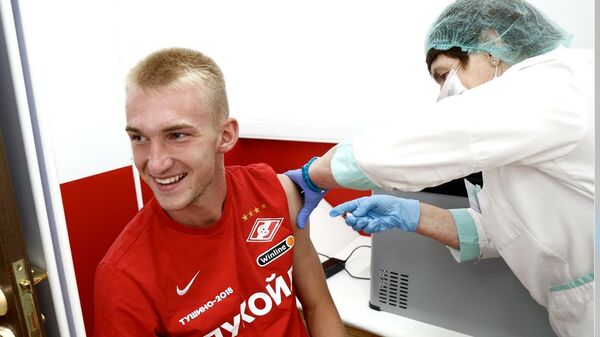 Футболист Спартака во время вакцинации от коронавируса