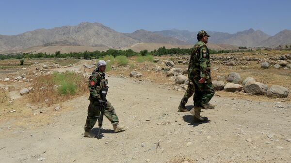 Военнослужащие Афганской национальной армии патрулируют территорию возле контрольно-пропускного пункта, отбитого у талибов, в провинции Лагман