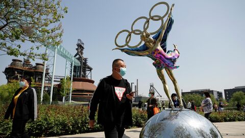 Посетители в защитных масках в парке Шуганг в Пекине Посетители в защитных масках в парке Шуганг в Пекине