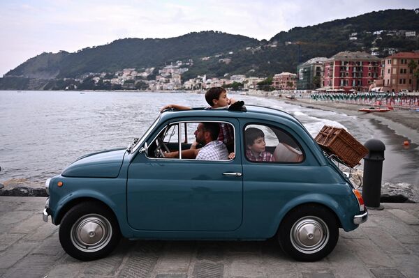 Владельцы автомобиля Fiat 500 въезжают в порт в Генуе для участия в 1-й Международной встрече, посвященной Fiat 500