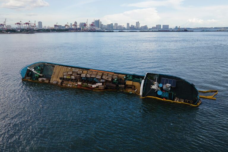 Наполовину затопленный теплоход Palawan Pearl в водах Манильского залива на Филиппинах 