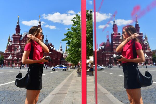 Девушка у витрины ГУМа на Красной площади в Москве
