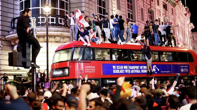 FILE PHOTO: Soccer Football - Euro 2020 - Fans gather for England v Denmark - Piccadilly Circus, London, Britain - July 7, 2021 England fans celebrate after the match REUTERS/Henry Nicholls/File Photo