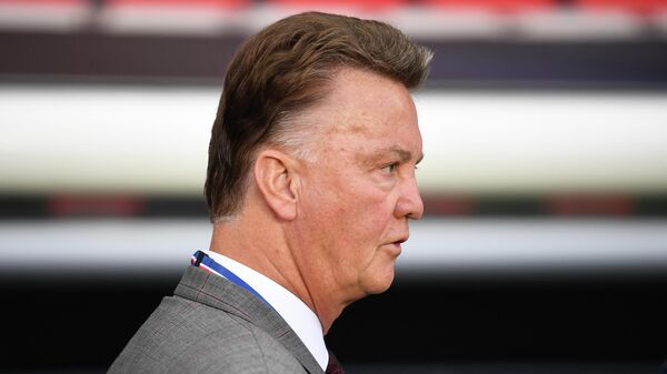 Dutch former player and coach Louis van Gaal during the UEFA Champions League football match between Paris Saint-Germain and Bayern Munich on September 27, 2017 at the Parc des Princes stadium in Paris. (Photo by FRANCK FIFE / AFP)