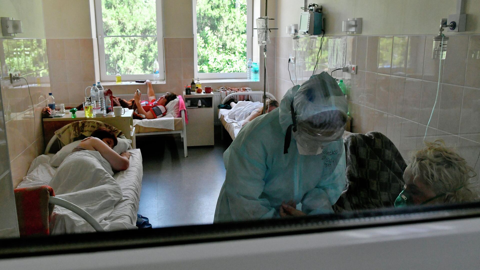Медик и пациентки в палате госпиталя для лечения больных Covid-19 в Краснодаре - РИА Новости, 1920, 12.07.2021