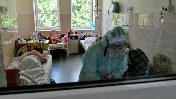 Медик и пациентки в палате госпиталя для лечения больных Covid-19 в Краснодаре