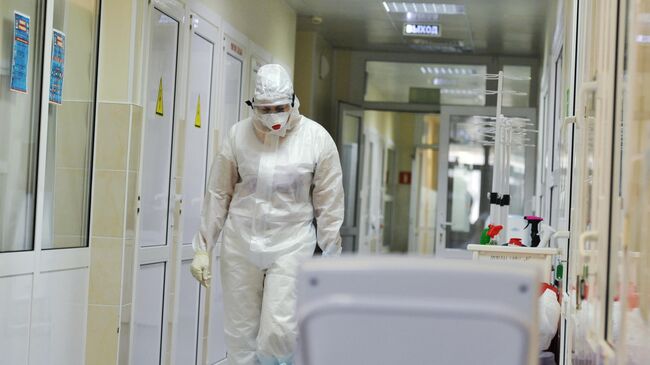 Медик идет по коридору госпиталя для лечения больных Covid-19 в Краснодаре