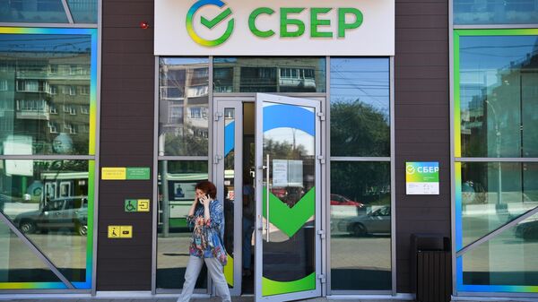 Вход в офис Сбербанка нового формата, открывшегося на Красном проспекте в Новосибирске