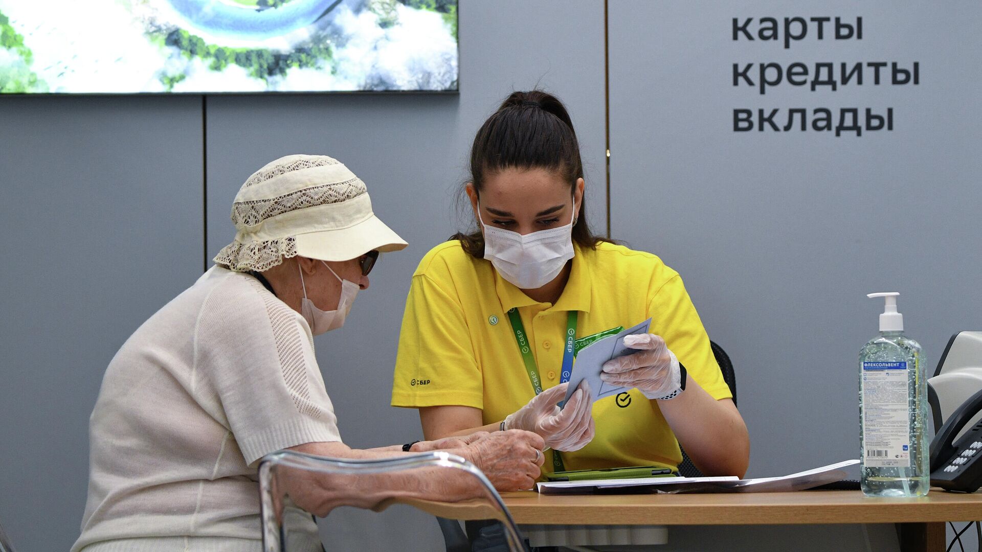 Сотрудница офиса Сбербанка нового формата, открывшегося на Красном проспекте в Новосибирске, во время работы с клиентом - РИА Новости, 1920, 23.07.2021