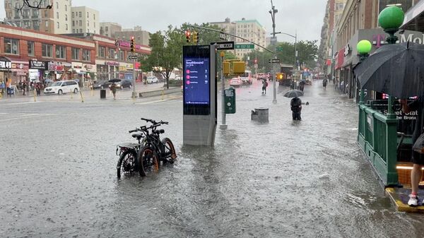 Затопленная в результате сильных дождей улица в Нью-Йорке