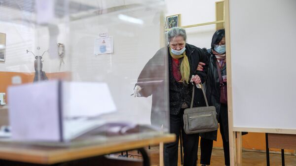 Женщина на избирательном участке в городе Банкя во время парламентских выборов в Болгарии