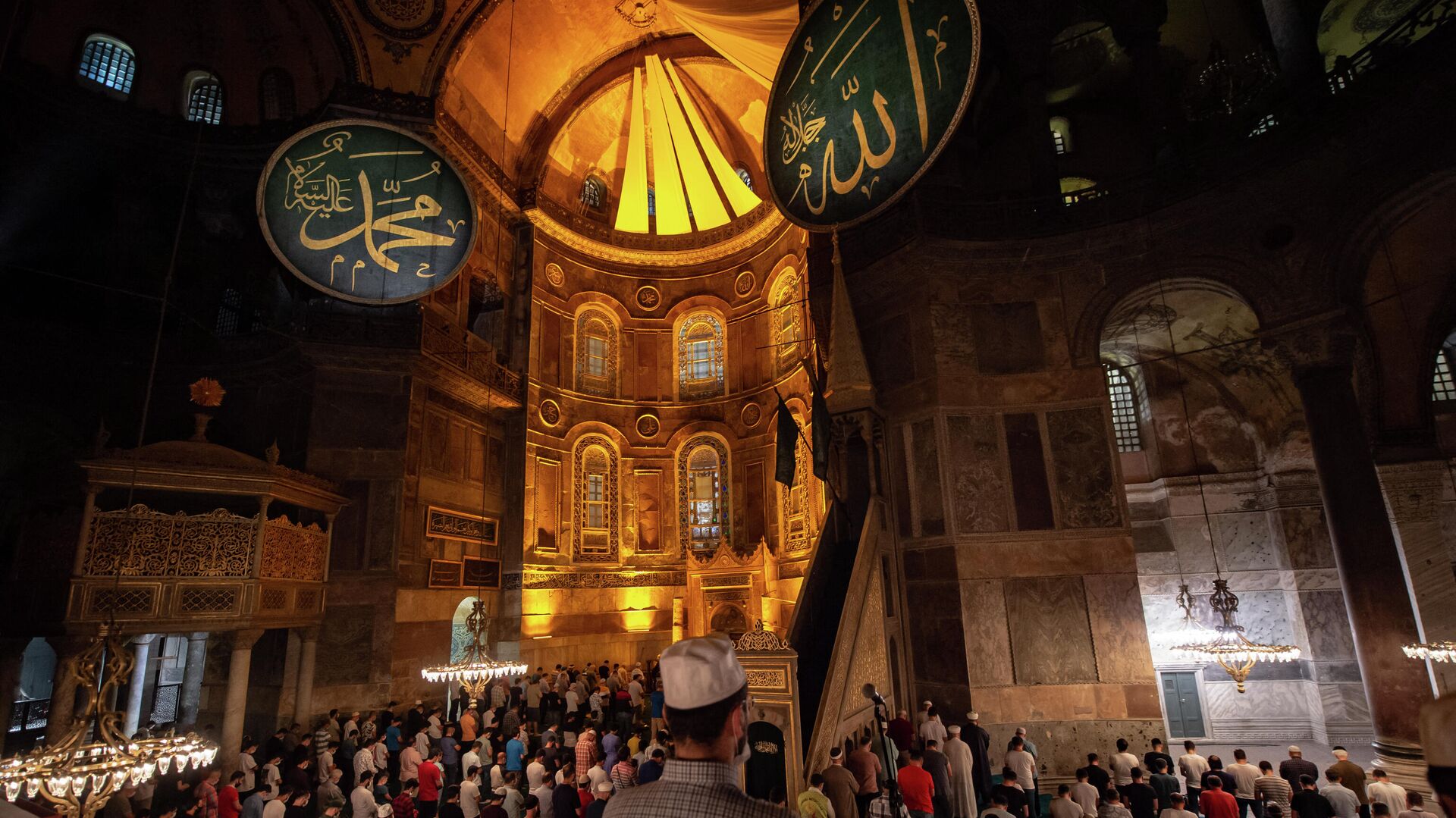 Прихожане молятся в Соборе Святой Софии в Стамбуле  - РИА Новости, 1920, 12.07.2021