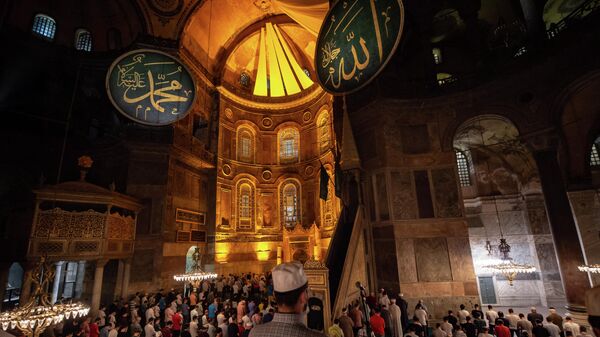 Прихожане молятся в Соборе Святой Софии в Стамбуле 