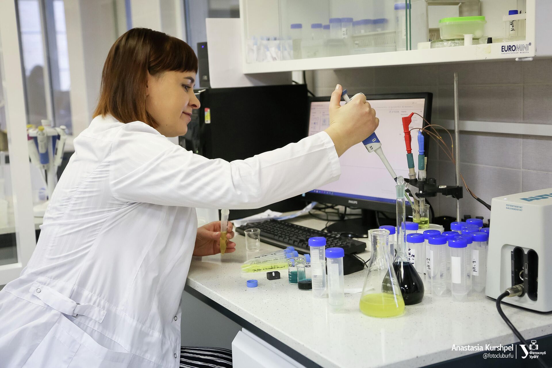 Контроль качества в лаборатории. Российская лаборатория. Гк алкор био. Работа в лаборатории. Химическая лаборатория.