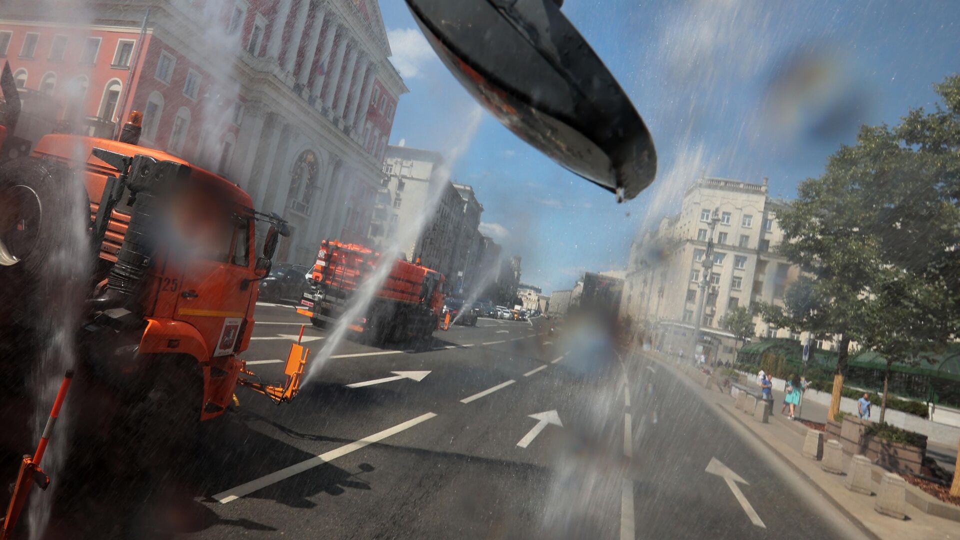 Автомобили коммунальной службы производят аэрацию проезжей части дороги на Тверской улице в Москве. - РИА Новости, 1920, 08.07.2021