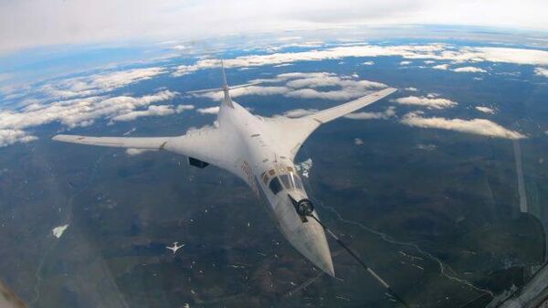 Ракетоносцы Ту-160 провели дозаправку в воздухе, возвращаясь с учений. Кадры Минобороны РФ