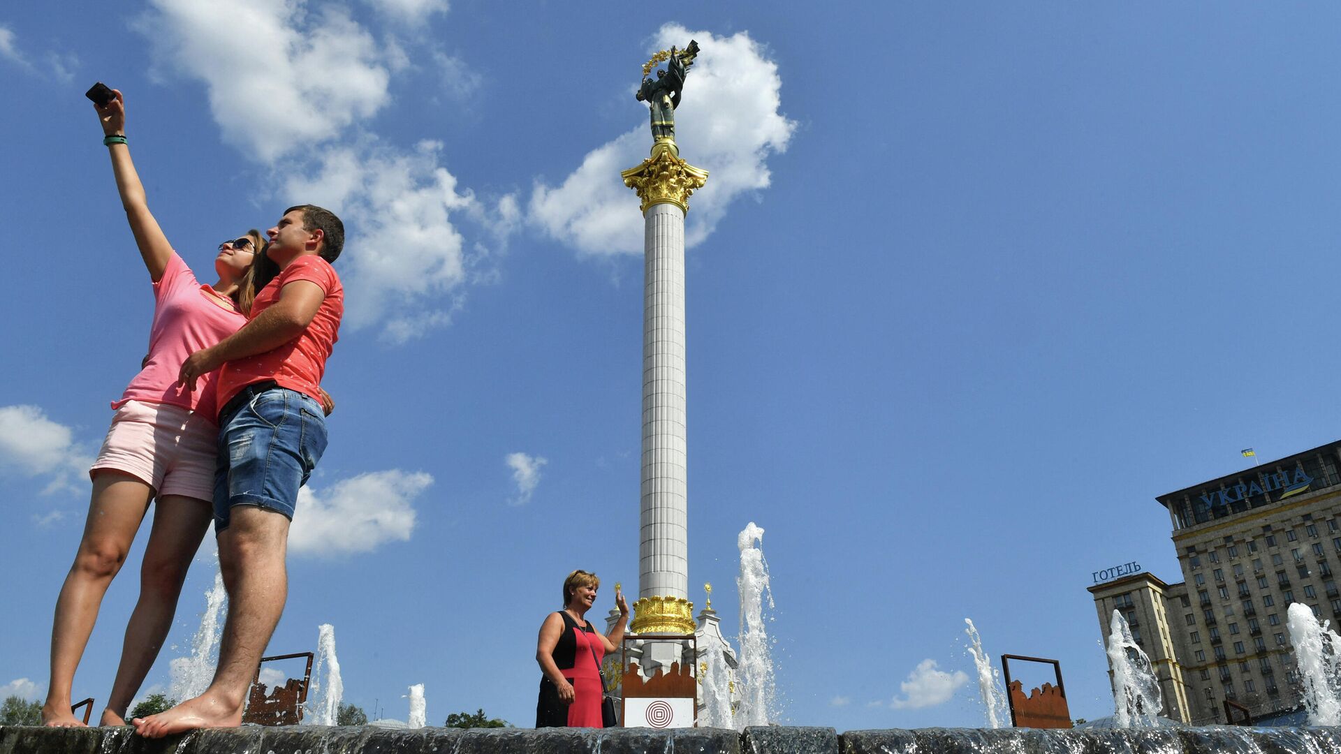 Пара фотографируется на площади Независимости в Киеве - РИА Новости, 1920, 10.07.2021