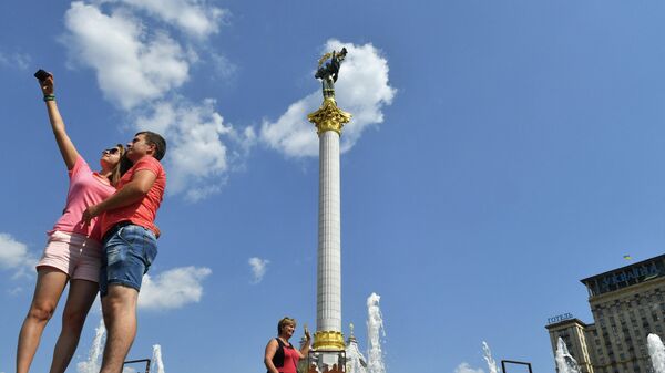 Пара фотографируется на площади Независимости в Киеве