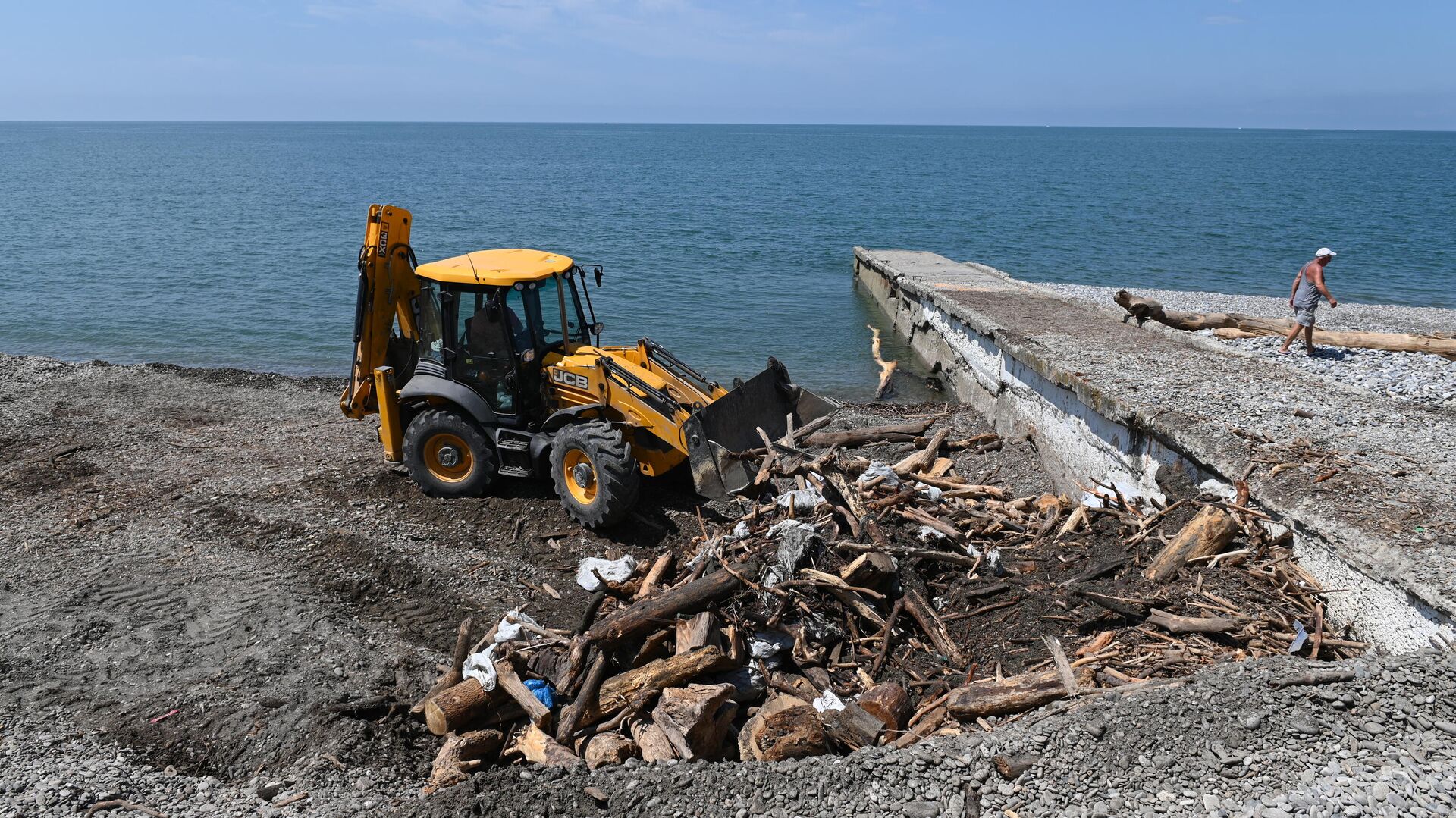 Уборка мусора на пляже Робинзон в поселке Кудепста Хостинского района Сочи - РИА Новости, 1920, 27.07.2021