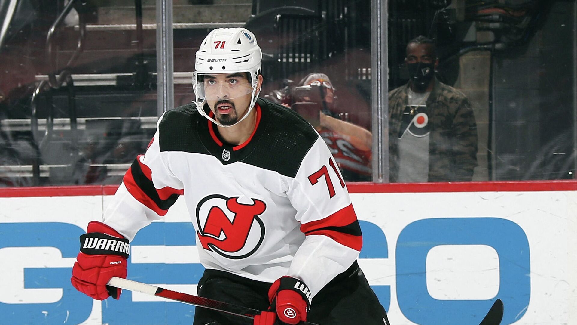 PHILADELPHIA, PENNSYLVANIA - MAY 10: Jonas Siegenthaler #71 of the New Jersey Devils skates against the Philadelphia Flyers at the Wells Fargo Center on May 10, 2021 in Philadelphia, Pennsylvania.   Bruce Bennett/Getty Images/AFP (Photo by BRUCE BENNETT / GETTY IMAGES NORTH AMERICA / Getty Images via AFP) - РИА Новости, 1920, 10.07.2021