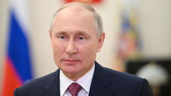 Президент РФ Владимир Путин поздравляет в видеообращении выпускников вузов с завершением обучения