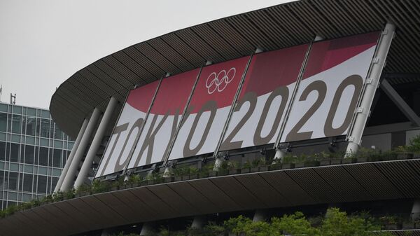 Логотип Олимпийских игр 2020 года на Национальном стадионе в Токио