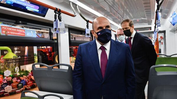 Председатель правительства РФ Михаил Мишустин осматривает трамвай Корсар на промышленной выставке Иннопром-2021 в Екатеринбурге