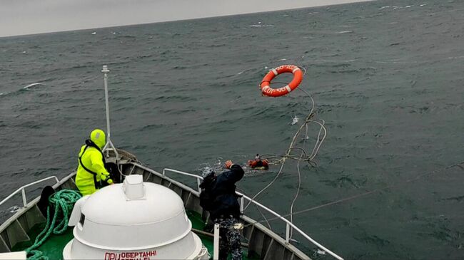 Украинская морская охрана спасла парашютиста, которого унесло ветром во время десантирования на учениях Sea Breeze-2021