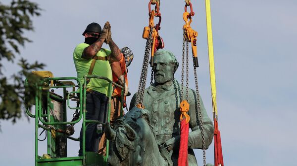 Рабочие снимают статую генерала Конфедерации Роберта Ли в Шарлоттсвилле, штат Вирджиния, США